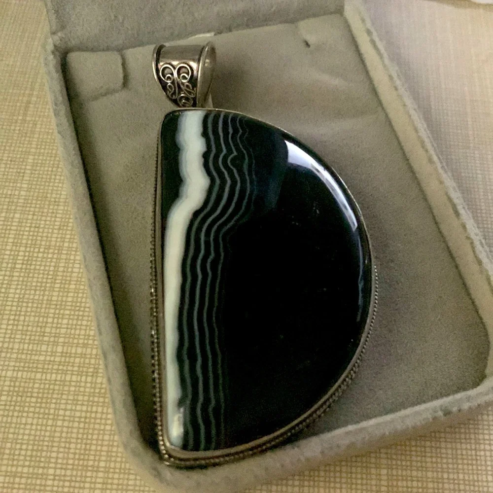 Pretty substantial Big bold Natural Botswana Agate gemstone pendant - Picture 2 of 11